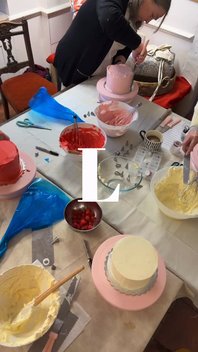 A gorgeous busy weekend of love filled cakes! Orders, market, cafe cakes… and topped off with a ruffle cake decorating workshop yesterday evening. So impressed with the ruffling skills on show, and everyone took home their own 6” cake filled, frosted and decorated by their own fair hands. With a little guidance from me 😘
More workshops to come over the next few weeks @workshop_on_the_strand and can’t wait! Keep eyes peeled on socials or get in touch for private group parties.
Next up, kids decorating @macknade tomorrow morning. Bring your littlies along for some biscuit decorating (sprinkles most definitely making an appearance 🩷) and no more booking required!
#dealkent #cakedecorating #bakingworkshop #rufflecake #kentcakes