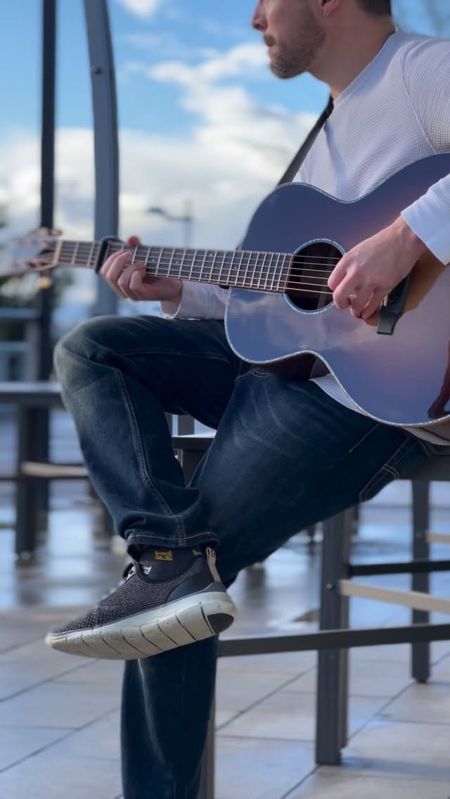 This @rockbridgeguitar SJ loves a loose flatpick. Total joy to get this out of the case every day.
#acousticguitar #guitarist #acoustic #handmade #pnw