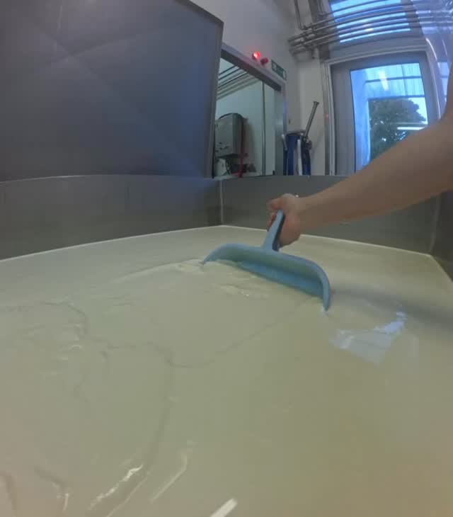 Lass es ❤️ regnen! Heute ist Valentinstag! Es gibt doch nichts Schöneres als sein Herz an jemanden Besonderen zu verschenken. 🎁 Warum nicht symbolisch unser Süße Sissi Weichkäse Herz? Fluffig samtiger Weissschimmel, zartschmelzender Kern mit buttrigen Aromen. Das lässt unsere Herzen höher schlagen. 😍 Danke an unseren Käser Domi für den tollen Einblick in unsere Produktion. #herzensmensch #valentinstag #liebe #regional #bio