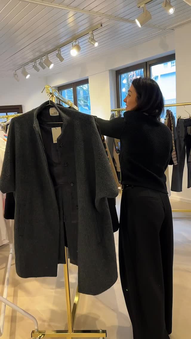 Heute zu Besuch: Cristin mit Jürgen vom Ideenhaus Röder aus Moers. Wir sind gemeinsam, detailverliebt, wie nun mal sind, in die Sofie Schnoor & DWRS eingetaucht.
Looks anprobiert, Details diskutiert, Silhouetten bewertet und ganz ehrlich:
Die Styles funktionieren an Cristin jedes Mal aufs Neue. Mega.🩶
Wir haben bewusst selektiert, hier und da auch strategisch entschieden, denn nicht jedes starke Teil aus den kommenden Kollektionen passt sofort an die jeweiligen Standorte. Aber genau daraus ist eine richtig runde, durchdachte Auswahl für Fall 2026 entstanden.
Danke euch für eure Zeit, euer Vertrauen und den offenen Austausch. Das ist genau die Art Zusammenarbeit, die langfristig erfolgreich macht.
Und während viele von euch heute schon mitten im Karnevalstrubel sind:
Hellau & Alaaf aus Düsseldorf 🎉
Allen Jecken eine großartige fünfte Jahreszeit. Ganz viel Spass und genießt es.
Liebe Cristin, lieber Jürgen. @ideenhausroeder
Wir sehen uns im April wieder mit Drop 2 von Sofie Schnoor. 🖤
—————————
Willkommen bei Carmen Fischer Agents,
Wir sind eure Vertriebsagentur für Mode, Schmuck, Accessoires und Schuhe, mitten im wunderschönen Lorettoviertel von Düsseldorf.
In unserem Showroom treffen Trends auf angesagte Styles. Hier präsentieren wir die neuesten Fashion-Kollektionen, trendigen Schmuck und inspirierende Marken.
Unser Fokus liegt darauf, innovative Labels mit Händlern und Einkäufern zu vernetzen und spannende Kollektionen erlebbar zu machen.
📍Standort: Düsseldorf
👗Kategorien: Fashion,Schmuck,Accessoires,Schuhe
🤝Ansprechpartner: Händler & Einkäufer
Entdeckt mit uns die aktuellsten Modetrends und besonderen Highlights. Meldet euch gerne für weitere Infos oder bucht euren Termin direkt mit dem Link in unserer Bio.
—————————
#modeagentur #carmenfischeragents