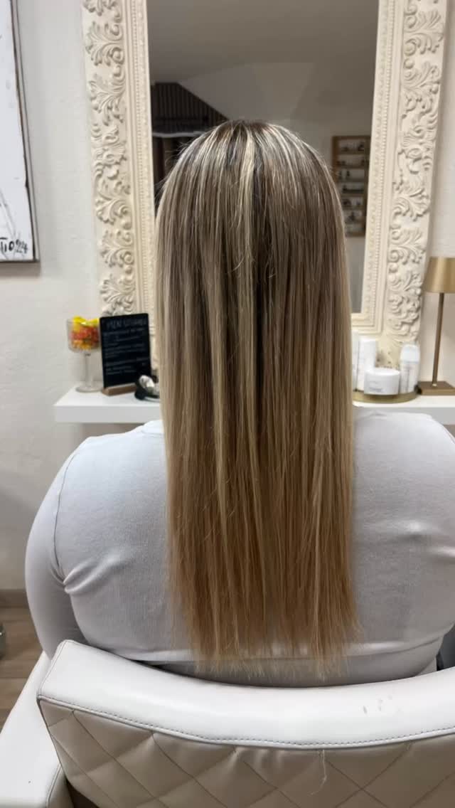 Mehr Länge. Mehr Fülle. Mehr du.
Diese Kundin kam mit dem Wunsch nach längerem und volleren Haar.
Gemeinsam haben wir uns für zwei Doppelreihen Extensions / Tressen entschieden
individuell geplant und natürlich eingearbeitet.
Zusätzlich haben wir die Ansätze sanft aufgefrischt,
damit Farbe, Übergänge und Länge wieder eine Einheit bilden.
Das Ergebnis wirkt leicht, harmonisch
und fühlt sich einfach richtig an.
Bei Bel Hair Küsnacht geht es nicht um Standardlösungen,
sondern um ehrliche Beratung, Erfahrung
und Ergebnisse, die zu deinem Leben passen.
✨ Wenn du dich wieder wohlfühlen möchtest,
beginnt deine Veränderung mit einer Beratung.
📍 Bel Hair in Küsnacht Zürich
📩 Terminbuchung über den Link im Profil
#belhairküsnacht
#haarverlängerung
#extensionsküsnacht
#tressenextensions
mehrlänge
mehrfülle
natürlicheextensions
#zürichsee🇨🇭
premiumhair