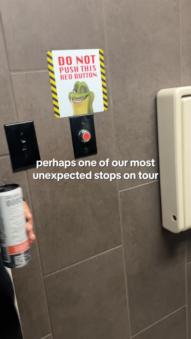 quite the travel day pick-me-up, if you ask me ¯\_(ツ)_/¯
#gasstation #disco #reststop #tour #kentucky