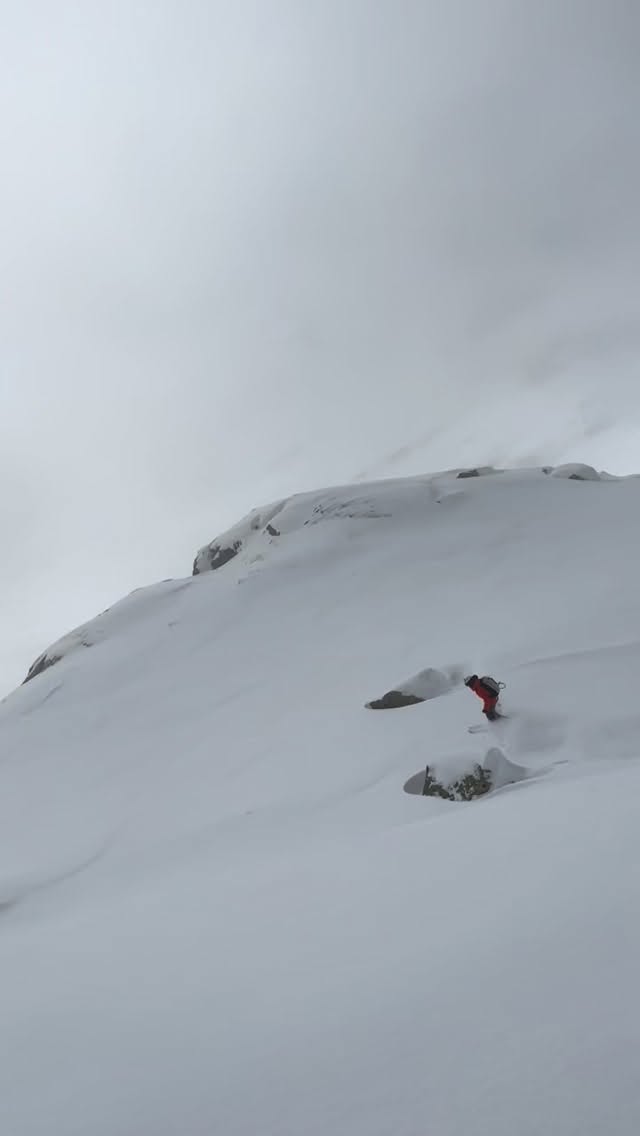 Easy powder cruise day in Disentis.
Conditions are still a bit tricky out there, so we kept it mellow — no need for steep lines when the landscape looks like this. Just smooth turns, good vibes, and soaking in the winter magic.
Sometimes less steep means more style.
@andermatt.official @andermatt_sedrun_disentis @blizzard_tecnica @imholzsportandermatt @vailmtn @domosswald @aaroncoulin @danloutrel
#andermattguides #weloveskiing #freerideandermatt #skitouring #freetouring
