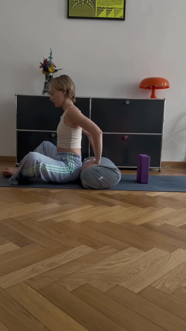 Yin Yoga kritisch zu hinterfragen bedeutet nicht, die Praxis als Ganzes zu delegitimieren, sondern die dahinterliegenden Mechanismen besser zu verstehen. 🧠🧘♀️
Ein Beispiel:
Studien wie Chaudhry et al. (2008) und Schleip (2003) zeigen, dass Faszien so widerstandsfähig und zäh sind, dass sie durch langsame, passive Dehnungen – wie im Yin Yoga – nicht plastisch verformt oder strukturell „gelöst“ werden können. 🧵💪
Doch wie kann es sein, dass sich MFR für so viele Menschen trotzdem so angenehm anfühlt? 🤔✨
Die Ergebnisse der Studien bedeuten nicht, dass MFR „nicht funktioniert“.
Sie bedeuten nur:
👉 Wenn MFR wirkt, dann wahrscheinlich nicht durch strukturelle Veränderungen der Faszien.
Stattdessen kommen andere plausible Wirkmechanismen infrage:
💡 neurologische Veränderungen (Tonussenkung, Schmerzmodulation)
💡 verbesserte Körperwahrnehmung
💡 veränderte Muskelaktivität
💡 Entspannung & parasympathische Aktivierung
💡 lokale Durchblutung
💡 Placebo- & Kontextfaktoren
✨ Du willst die physiologischen Mechanismen hinter einer Yin-Yoga-Praxis besser verstehen?
Dann komm in meine Weiterbildung Yin Yoga 2.0 – Wissenschaft & Praxis vereint.
📅 10.04.2026–12.04.2026
📍 Berlin Prenzlauer Berg
➡️ Infos & Anmeldung: www.yinrestore.de
📚 Quellen:
Chaudhry, H. et al. (2008). Three-dimensional mathematical model for deformation of human fasciae in manual therapy. JAOA, 108(8), 379–390.
Schleip, R. (2003). Fascial plasticity: a new neurobiological explanation. JBMT, 7(1), 11–19