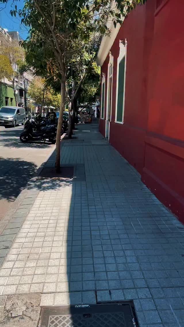 ✨ Mis aritos ya tienen tienda física ✨
Ahora pueden encontrarlos en @galerialastarria @barriolastarria.cl apenas entren, en la tienda colaborativa @noesunajoya 🤍
Llevé muchos diseños hermosos para que se los prueben con calma, miren colores, jueguen y encuentren ese par que les haga ojitos 🥹✨
No se pierdan este paseo por Lastarria… vayan a vitrinear, probarse aritos y regalarse un momento lindo 💖
🫶 Gracias por acompañar este sueño — mis aritos siguen volando.
💖✨Las 10 primeras personas que compren un par de aritos labatitu se llevan 1 arito corazón de regalo ❤️