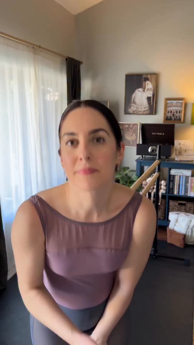 Can’t argue with science!👩🏻🔬
Outfit by @juledancewear ✨
Truly one of my favorite brands — flattering, comfortable and adult-body friendly! 🤌🏼💗
And they’re a sponsor of After Class: The Adult Ballet Podcast 🎙️ — so your new ‘fit also supports the show when you use the 15% off code in today’s episode! (Ep 101) 😉
#adultballet #ballet #adultballerina #ballerina #dancewear