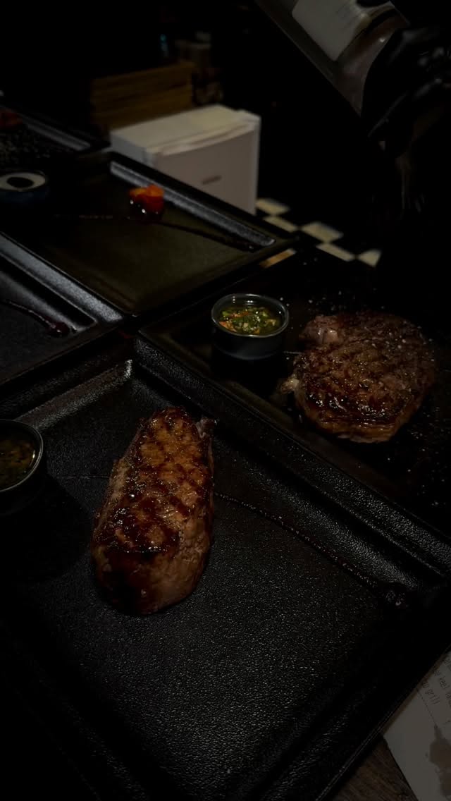 Ribeye vs Striploin?
At Siga La Vaca, our ribeye is Argentinian grain fed. Grain feeding gives the cut excellent marbling, those fine lines of fat that melt during grilling. That’s what makes ribeye softer, juicier, and richer in flavor.
Our grain fed striploin is still tender and juicy, but striploin is naturally leaner and firmer.
Some guests come in specifically for that full, buttery ribeye experience. Others prefer striploin for its cleaner, leaner texture. 🔥🥩