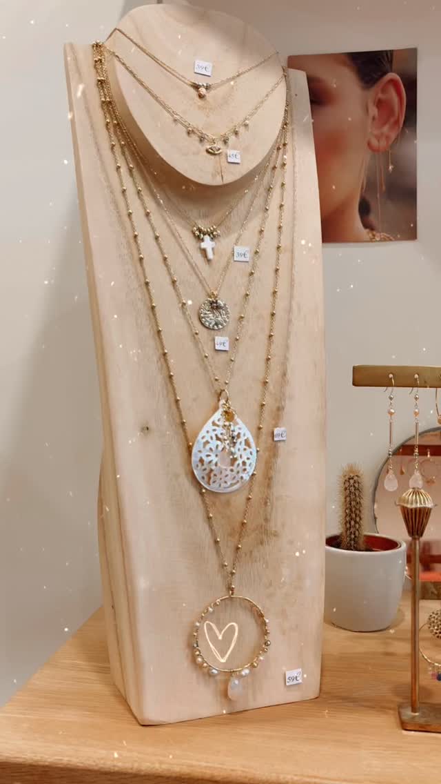 De jolies idées cadeaux vous attendent en boutique. Et toujours des nouveautés… #filledavrilboutique #bijoux #bijouxcreateur #bijouxdorés #bijoufaitmain