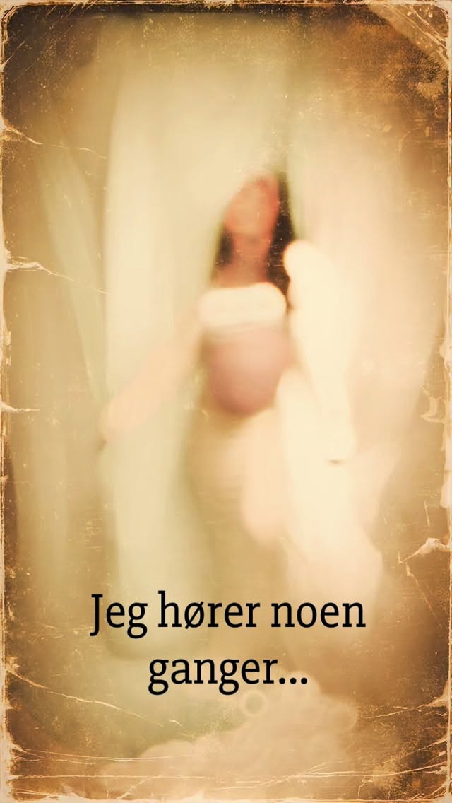 Jeg hører ofte at gravidfotografering kan føles litt “kleint”.
Men… er graviditet egentlig kleint?
Graviditet er øyeblikket hvor barnet ditt begynner å eksistere.
Hvor kroppen din gjør noe helt utrolig.
Hvor du bærer noe du har ventet på — kanskje i mange år.
Det er ikke kleint.
Det er sterkt.
Det er vakkert.
Ikke gjør den samme feilen som mange av oss har gjort —
og la denne tiden bare forsvinne.
En profesjonell gravidfotografering handler ikke om å “vise seg frem”.
Det handler om å bevare et kapittel i livet ditt.
For deg.
For barnet ditt.
For minnene.
Og du trenger ikke kunne å posere.
Jeg guider deg hele veien 🤍
Studio i nærheten av Asker, Drammen og Oslo
KG Photography i Sætre, gamle Hurum 🌺
Modell: @rossiemiteva