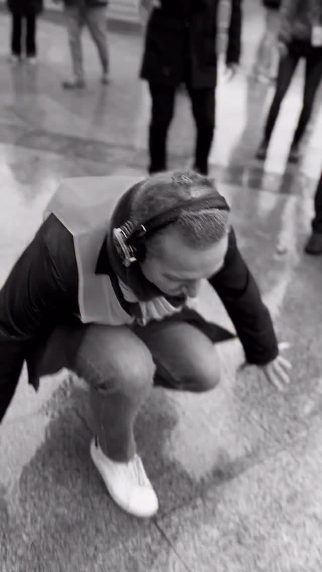 Llovía un poco.
¿Y qué? 😏
Madrid no se para por cuatro gotas…
y nosotros tampoco.
Porque cuando te pones los cascos, el tiempo pasa a segundo plano.
La música sube, el grupo se activa
y de repente estás viviendo una experiencia única por la ciudad,
de esas que no dependen del sol para brillar. 🎧✨
Un Silent Disco Tour en Madrid no va de clima.
Va de ganas.
Y cuando decides venir, el plan se convierte en algo increíble, haga el tiempo que haga.
👉🏼 Comenta “Experiencia” y te enviamos toda la info para el próximo pase.
La lluvia no frena los planazos.
#PlanesEnMadrid #SilentDiscoTour #ExperienciasEnMadrid #Bailaloloco