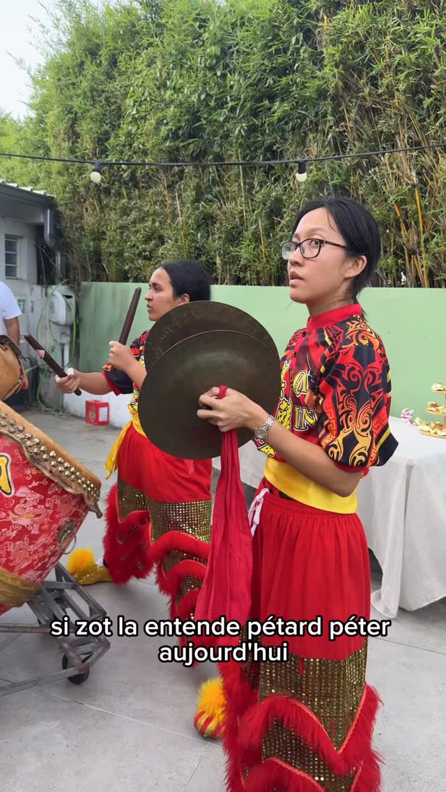 ✨🐎 Nouvel An Chinois 2026 – Année du Cheval de Feu 🐎✨
Quel moment magique nous avons vécu… ❤️
Merci à Adeline @sevenshades_reunion et à Yann @raly_location pour cette si belle collaboration, remplie d’énergie, de générosité et de passion.
Un immense merci à l’association @qilin_reunion venue célébrer avec nous la traditionnelle danse des lions, symbole de prospérité, de chance et de renouveau. Votre présence a illuminé notre lieu de travail et nos cœurs ✨
Merci à mon amie talentueuse @habiba974 présente encore et toujours pour moi, pour avoir capturé ces beaux moments 🤩 merci pour ce réels de qualiteyyy 🫶
Merci à toutes mes beautés fatales, client(e)s, amis, familles… Merci d’avoir répondu présents, d’avoir partager vos sourires, votre énergie et cette belle vibration collective. Votre soutien est précieux et donne encore plus de sens à ce que nous construisons chaque jour 🙏❤️
Que cette année du Cheval de Feu 2026 nous apporte santé, paix, audace, réussite, abondance, amour et accomplissement.
Qu’elle nous pousse à galoper vers nos rêves avec confiance et détermination 🔥
Je vous souhaite à tous une année lumineuse, prospère et remplie de belles opportunités ✨
Avec toute ma gratitude et enthousiasme🤗
Marika