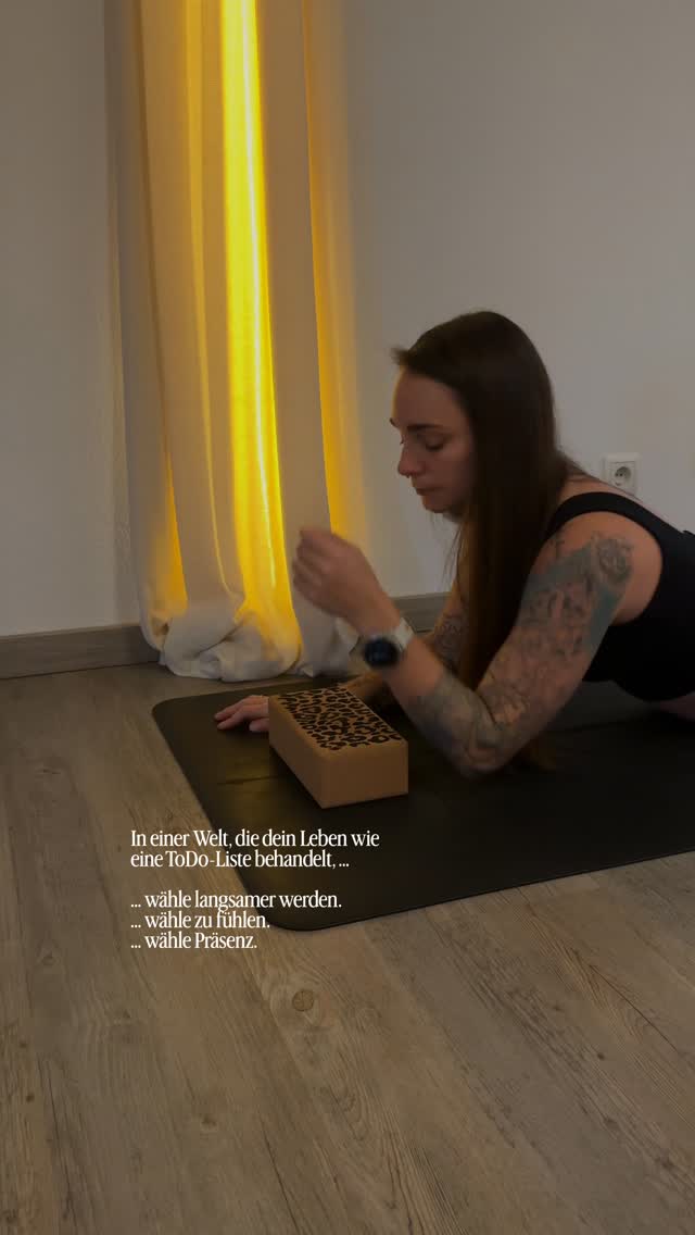 Wenn wir getrennt von unserem Körper leben, funktionieren wir – aber wir spüren uns nicht mehr.
Wir reagieren, statt bewusst zu handeln. Wir pushen uns durch die Müdigkeit. Wir übergehen Spannungen. Wir nennen es Disziplin – obwohl es oft nur Abkopplung ist.
Yin ist kein Workout.
Es ist eine Rückverbindung.
Zu deinem Atem.
Zu deinem Körper.
Zu deinen Faszien.
Zu den leisen Signalen, bevor dein Körper laut werden muss.
Im langen Halten reguliert sich dein Nervensystem.
Faszien beginnen loszulassen.
Emotionen dürfen sich zeigen – ohne dass du sie wegschieben musst.
Yin erinnert dich daran:
Du bist kein Projekt.
Du bist ein fühlender Körper.
Wenn du dich wieder spüren möchtest – am Donnerstag öffnen wir gemeinsam diesen Raum im YINflow.
Langsam. Tief. Echt.
Ich freue mich auf dich. 🤍