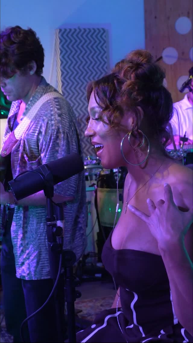 “Lookout” - @lovebombae & Her Lovechild (Live Performance)
Visuals by: @producerlifela
Filmed at: @rdfstudiosofficial
Band: @huddpup_from_outerspace @itserikandstuff @leekroll
Engineer: @ciremayo
#Bombae #HerLovechild #Lookout #TinyDesk #TinyDeskSubmission #TinyDeskConcert #LiveSession #LivePerformance #InStudioPerformance #IndependentArtist #AltRNB #NeoSoul #SoulBand#LiveBand #FemaleVocalist #BlackWomenInMusic