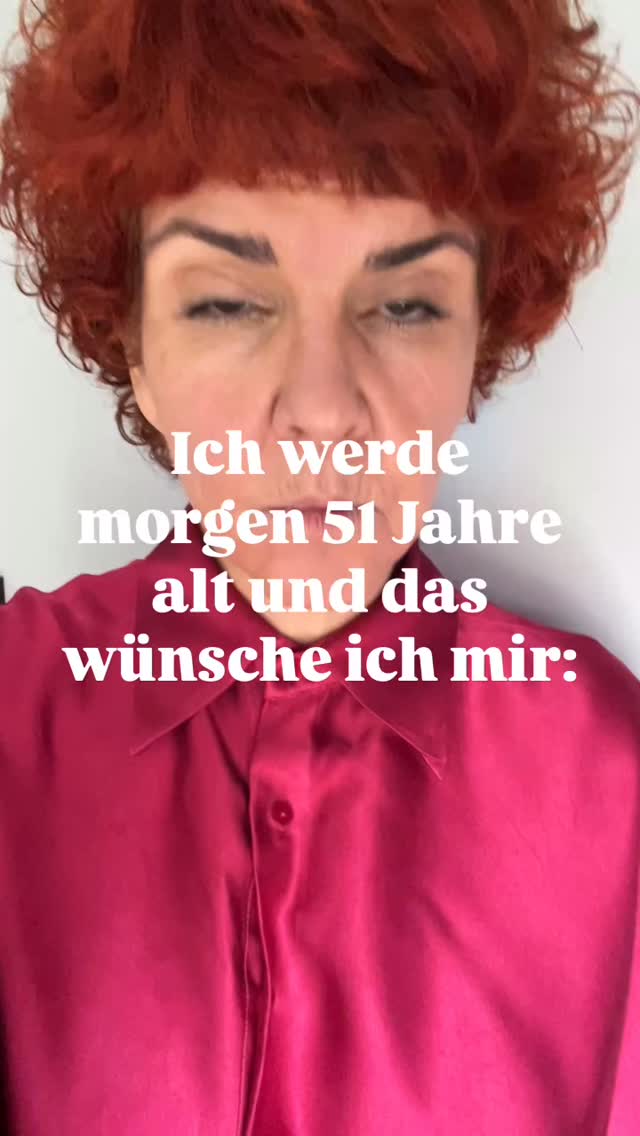 Morgen werde ich 51 🥳
Früher dachte ich: Ab einem gewissen Alter wird alles ruhiger.
In Wahrheit wird alles ehrlicher.
Die Wechseljahre nehmen dir nichts weg – sie nehmen dir nur das Weg-Ignorieren.
✨Und genau deshalb wünsche ich mir das nicht nur für mich.
Sondern für uns alle.
👉Was würdest du mir zum 51er auf eine Karte schreiben?
