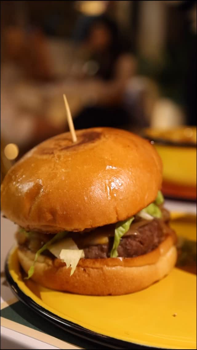 🍔 Lugar: @barrio_burger
📌Nota completa en Bloggaleriadearte.com
Lo primero que te atrapa al entrar a la sede de Laureles es la atmósfera. Es el lugar ideal para un parche de amigos: buena música, un diseño acogedor y ese aire de frescura que caracteriza al barrio.