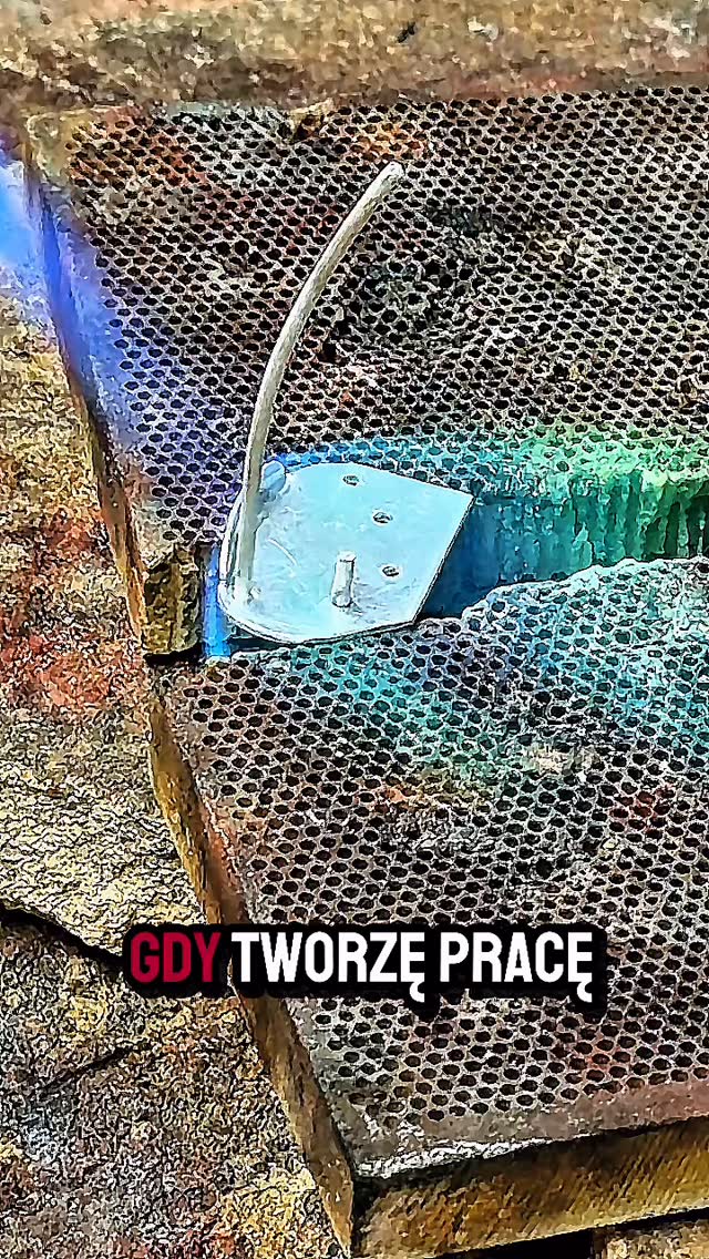 Początek pracy nad nową biżuterią nie wygląda zbyt ciekawie. Srebro tonie w płomieniach, krawędzie są jeszcze surowe i nieuczesane. Trudno w kawałku blachy i drutu dostrzec co z nich powstanie.
Ja jednak lubię ten moment- ten, w którym wszystko się zaczyna, a Wasze życzenia nabierają realnych kształtów. Przed tym pierścionkiem jeszcze długa droga. Pokażę go Wam jak skończę.
#bizuteriatoruń #jubilertoruń #srebrnypierścionek #projektujebizu #pracowniazlotnicza