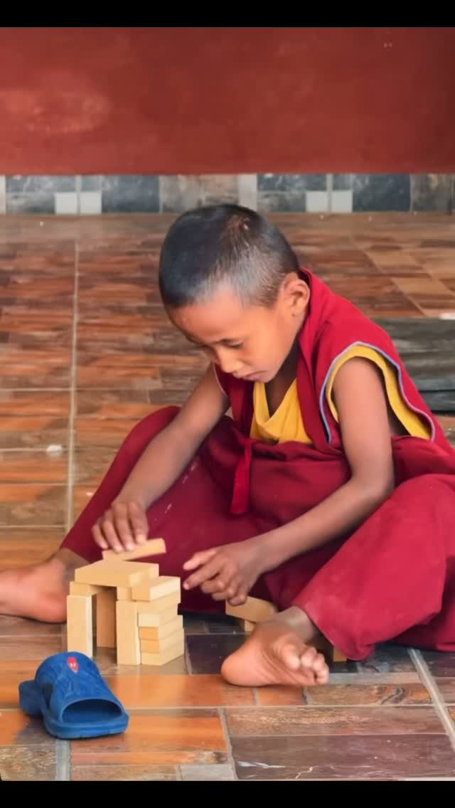🇳🇵 No Nepal, cada viagem da Vv – Inteligência Humanitária é mais do que uma missão: é a construção contínua de vínculos, cuidado e transformação real.
Levamos apoio em saúde para jovejs monges com acesso limitado a este tipo de cuidado, fortalecemos a defesa dos direitos das crianças e, ao mesmo tempo, aprendemos com a riqueza cultural local em trocas que mudam todos os envolvidos.
O impacto não acontece de uma vez só, ele cresce no acompanhamento, na presença constante e na escuta atenta ao longo de diferentes jornadas. É assim que a ajuda humanitária vira parceria, respeito e futuro.
🌍 Um agradecimento especial a nossas: @danikallas e @robertaabdanur que mais uma ve lideraram esta ação com humanidade, carinho e conhecimento. E a toda essa equipe que fez uma diferença na vida de quem tanto precisa! Emocionante! ❤️