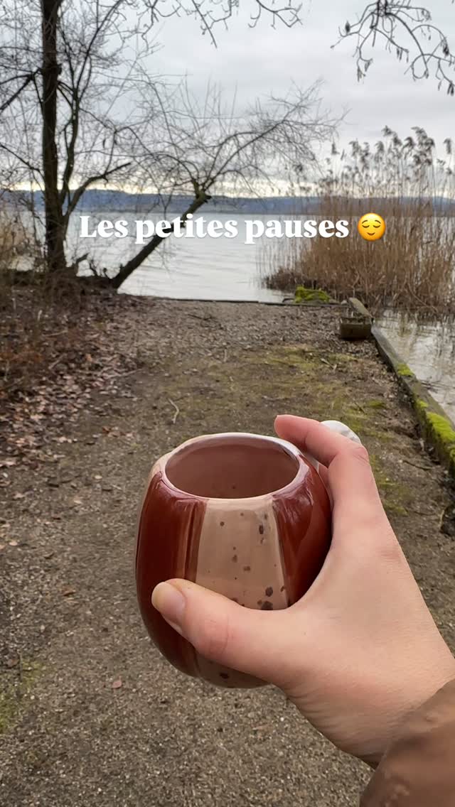 Prendre le temps de s’arrêter, de se lier à soi, à son intérieur, avec ce qui est là, comme on est, entièrement.
Et se laisser suffisamment de temps pour sentir, ressentir.
Non pas aller chercher une émotion mais créer suffisamment d’espace pour qu’elle puisse exister, s’exprimer et que nous puissions les écouter. 🤍
C’est un chemin à explorer pour développer ses compétences émotionnelles😀 seule, et parfois avec ses enfants. Avec ses élèves. Avec son conjoint. Avec ses collègues.