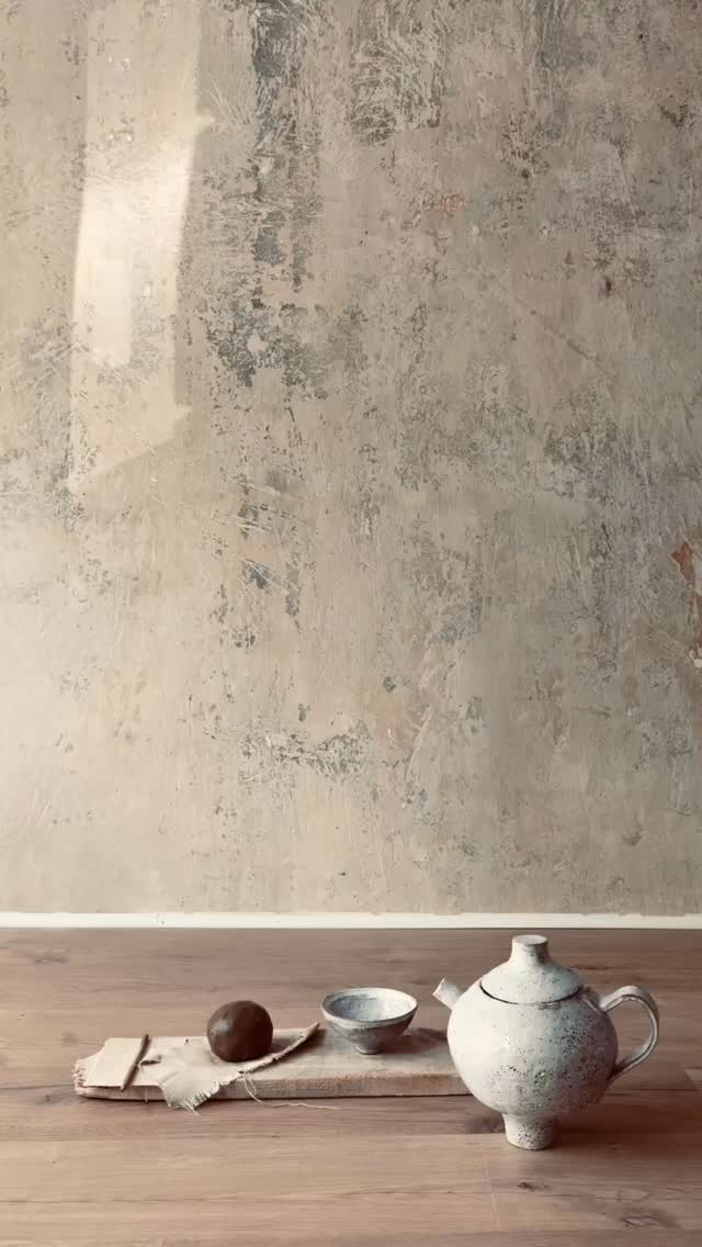 W O R K S H O P S
Tee ist mehr als ein Getränk. Ein Ritual, ein Moment der Ruhe. Man hält etwas Warmes in den Händen und nimmt sich Zeit.
Beim Drehen ist es ähnlich: Zu viel Druck – die Form verschwindet. Zu wenig – sie entsteht gar nicht. Ein leises Zusammenspiel aus Aufmerksamkeit und Gefühl.
Die Tasse, die ihr formt, wird später euren Teemoment begleiten. Kleine Unregelmäßigkeiten machen sie besonders – ein Ruheanker im Alltag, der an den Moment erinnert. Achtsam.
Workshops:
ZEN·trier Dich. TEE
03.03, 28.03, 25.04 oder 20.05
Drehe deine Teetasse
cl-ay.de
•
W O R K S H O P S
Tea is more than a drink. A ritual. A moment of calm. You hold something warm in your hands and take your time.
Pottery is similar: Too much pressure – the shape disappears. Too little – it never forms. A subtle interplay of attention and feeling.
The cup you shape will later accompany your tea moment. Small imperfections make it special – a quiet anchor in daily life, reminding you to pause. Mindfully.
Workshops:
ZEN·ter Yourself. TEA
03.03, 28.03, 25.04 or 20.05
Shape your own tea cup
cl-ay.de
#Tee
#Drehscheibe
#achtsamkeit