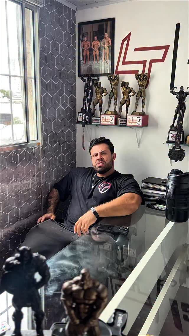 Como mencionado no vídeo, treinar pesado não é apenas colocar um número elevado carga.
É ativar a musculatura alvo com a maior carga possível para você, sem abrir mão de execução e controle total do movimento.
Você realmente treina pesado ou só está carregando peso?