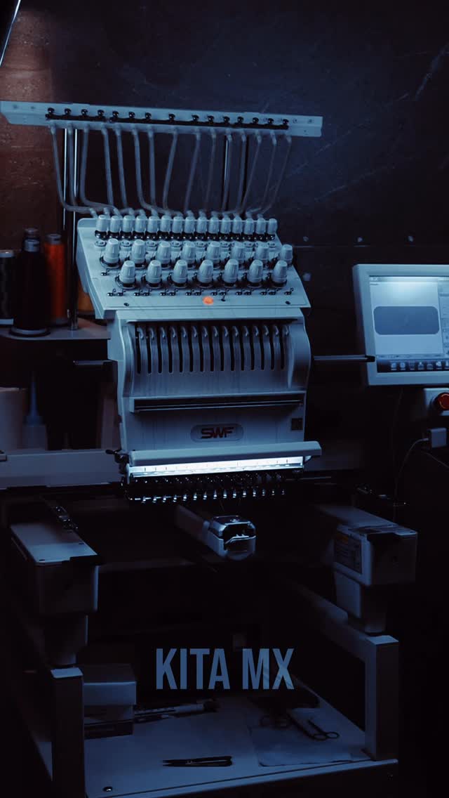 Entre las sombras y el sacrificio, nace la leyenda.🌑🔴
Bordado premium de Itachi Uchiha. Calidad que no necesita genjutsu para verse increíble. ✨
Esta pieza de Itachi Uchiha no es para cualquiera. Es un tributo bordado con la máxima precisión para los que entienden su historia.
#KitaMX #ItachiUchiha #NarutoShippuden #Akatsuki #uchihaclan