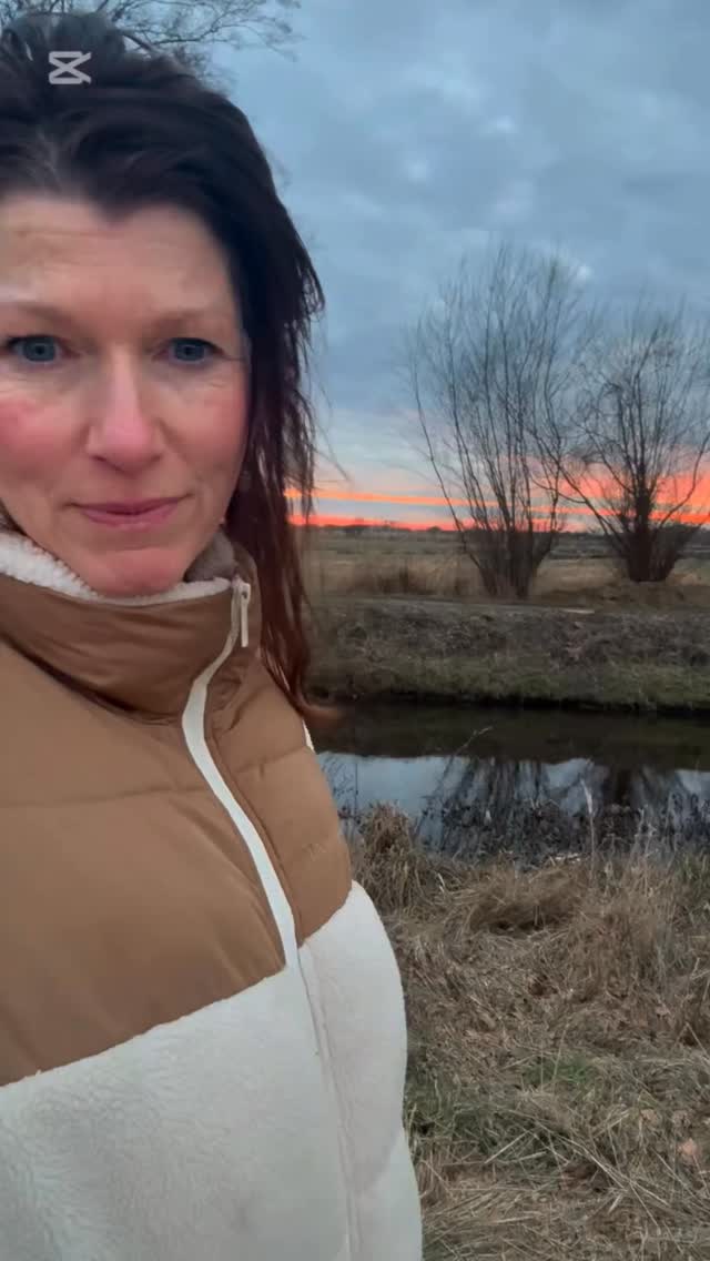 Je eet niet meer.
Je sport niet minder.
Maar je bent wél moe.
En je lichaam verandert.
Veel vrouwen rond hun 35e–45e denken dat ze “strenger” moeten zijn voor zichzelf.
Meer discipline.
Minder koolhydraten.
Meer trainen.
Terwijl het probleem vaak hier zit:
– Schommelend oestrogeen
– Gevoeligere bloedsuiker
– Snellere stressrespons
Dat zorgt voor:
• Energiedips
• Meer cravings
• Makkelijker vetopslag rond de buik
Dit is geen gebrek aan wilskracht.
Dit is een hormonale fase.
En als je begrijpt wat er gebeurt, kun je er wél invloed op uitoefenen.
Wil je weten waar je moet beginnen?
Reageer met ENERGIE hieronder.
#hormoonbalans #hormoonbalansvoorvrouwen #perimenopauze #cortisolcontrol #femmehormoonspecialist