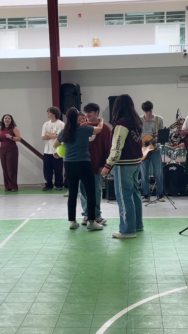 💚✨ ¡Así celebramos la amistad hoy en MASIS! ✨💚
Durante el período de almuerzo, algunas parejas nos regalaron hermosos momentos en la pista de baile, mientras nuestra talentosa banda escolar nos deleitó con su música en vivo 🎶🟢
Un almuerzo lleno de ritmo, alegría y grandes amistades que hacen de nuestra comunidad algo tan especial 💚
#MASISGriffins