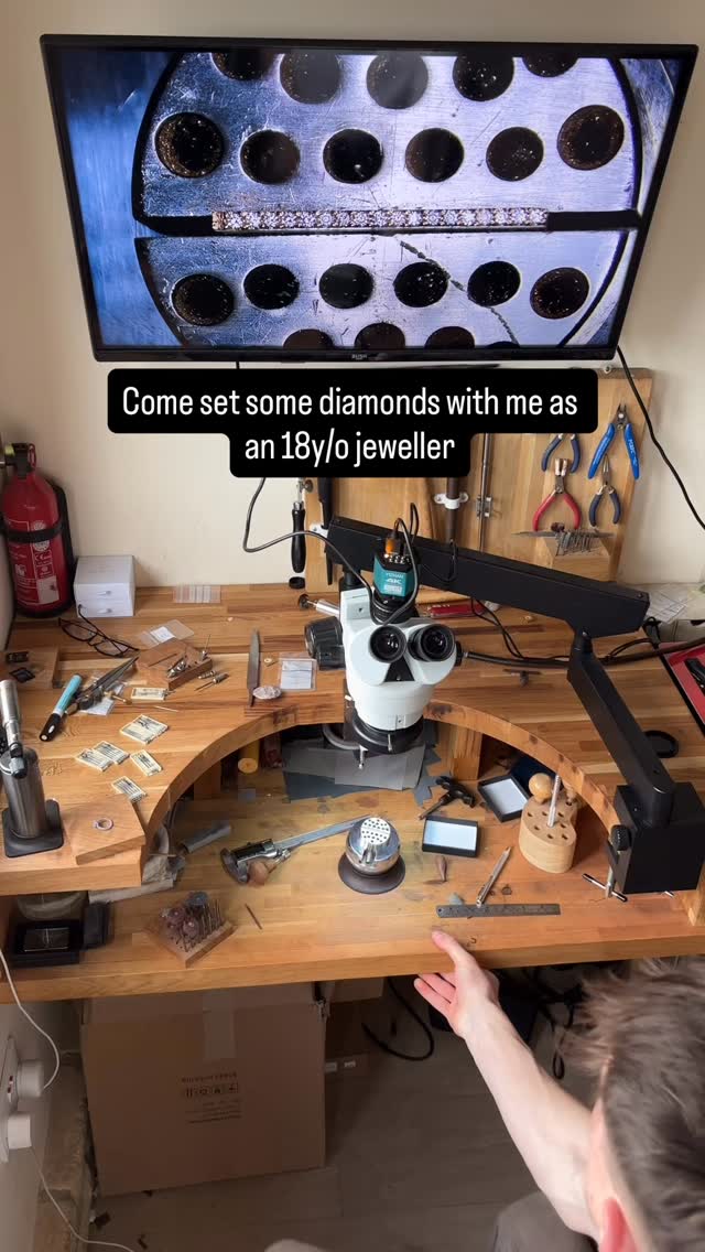 How big do you think these stones are ? Let me know ⬇️
.
.
.
#bespokejewellery #customengagementring #diamondsetting