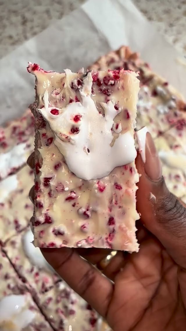 If you’re last minute like me and need something quick for V-day then my white chocolate raspberry crispy bars are a crowd favourite! They were a top 10 menu item in 2025 and I’m pretty sure you’re gonna love it for V day 2026 🫶🏾
Recipe in the comments!