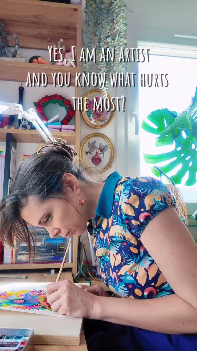 🇬🇧 We often speak about the magic of a finished artwork. We speak far less about the moment the artist finally stands up after hours leaning over the paper.
The piece is impeccable. The posture, slightly more adventurous. It’s the discreet, quietly elegant reality of the profession. And if anyone happens to know an excellent osteopath in Aix-les-Bains, I’m open to recommendations.
—
🇫🇷 On parle souvent de la magie d’une œuvre. On parle moins du moment où l’artiste se redresse après plusieurs heures penchée sur le papier.
La pièce est impeccable, la posture un peu plus aventureuse. C’est la petite réalité élégante et discrète du métier. Et si vous connaissez un excellent ostéopathe à Aix-les-Bains, je suis preneuse.