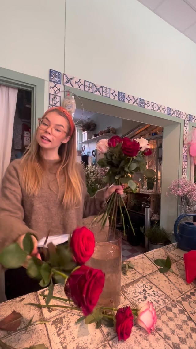 Vilken alla hjärtans vecka! Tack för alla fina besök hos oss den här veckan ❤️ vi är så glada att få hjälpa er med blommor till era nära och kära!
Rosor är ju en blomma många köper kring alla hjärtans dag, och här får du de bästa tipsen för hur de håller sig som bäst 🌹