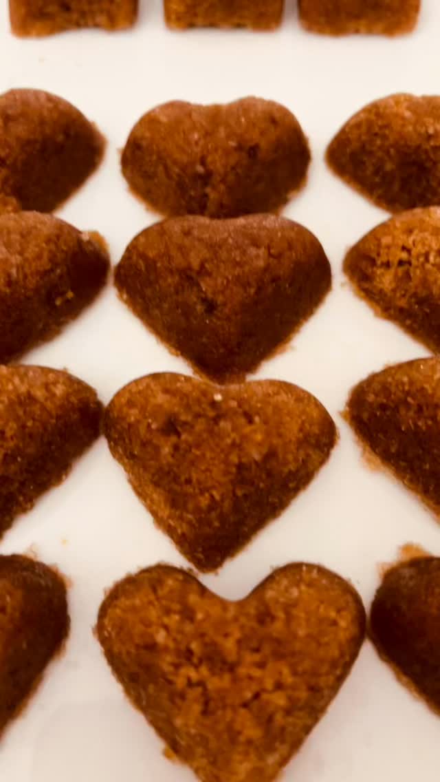 Our Glow Brown Sugar Scrub Cubes ✨
Skip the jars and the extra packaging — these little gems do the trick. Not only do they smell out of this world, the results are epic. They leave your skin glowing, silky-soft, and smelling absolutely scrumptious.
Get your glow on ✨ and feel the difference after just one use.
#GlowUp
#GlowingSkin
#SugarScrub
#BodyCareRoutine #soapandhonour