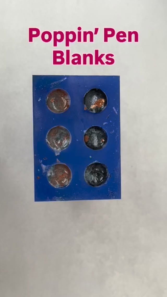 Some Aurora Australis and some Copper Agate pen blanks fresh from the pot.
Couple of these are already reserved so get in touch if you want to put your name down for the others!
#blackrobinpens #blackrobinblanks #penmaking #penblanks #penblankcasting