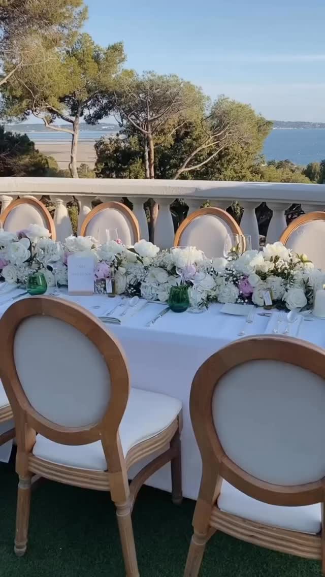 Dream setting for a summer wedding 😍☀️
@mc2monamour_paris @castel_bay @fleurdesel_traiteur @maryflowers83 @maison_options
Wedding planner Paris, organisation mariage, décoration mariage, wedding design, wedding flowers, seaside wedding