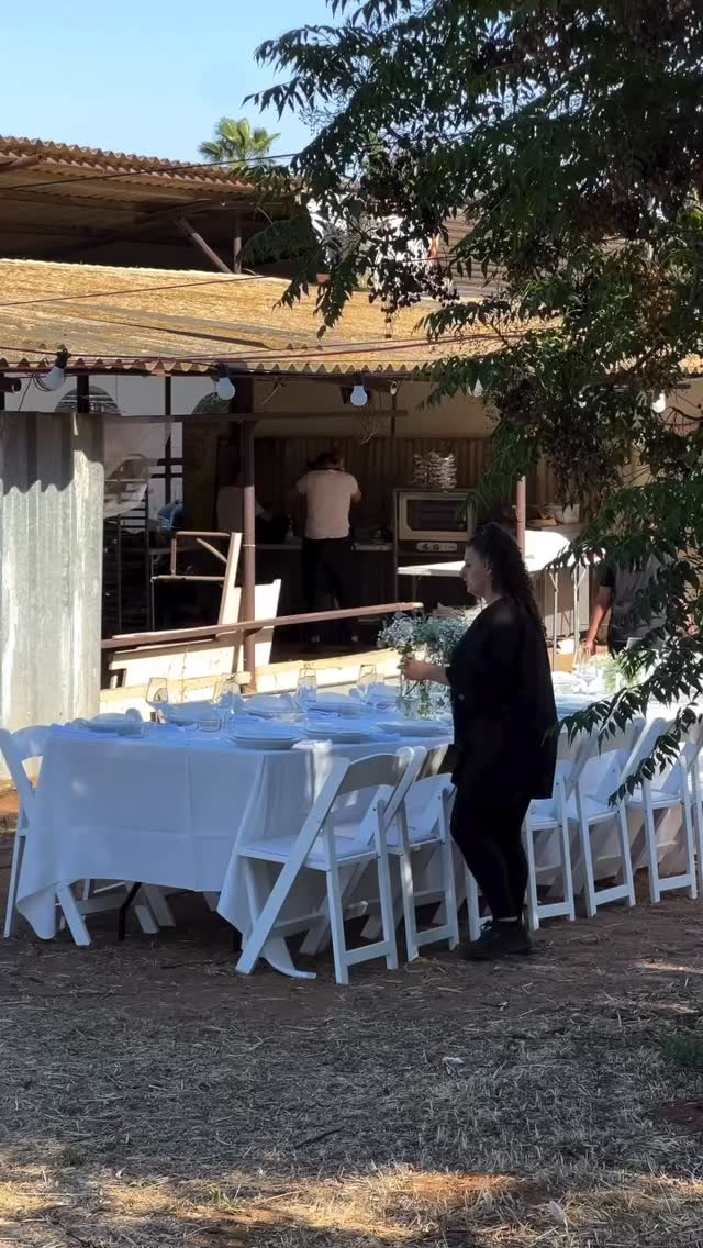 אם אתם מתכננים אירוע שטח הריל הזה בשבילכם!
לא בטוח שאתם יודעים, אבל חוץ מלהכין אוכל מעולה לאירוע שלכם, אנחנו יכולים לדאוג לכל המסביב:
השכרת כלים וריהוט, עריכת שולחן, עיצוב, הקמה מוקפדת ופירוק מסודר —
אנחנו איתכם בכל שלב.
ואתם בראש שקט הכי שאפשר. אם בא לכם לקבל עוד פרטים, כתבו לי בפרטי.