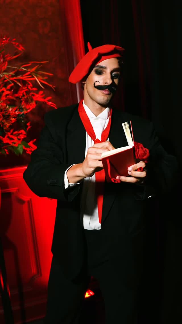 Writing down how good you look 😉
#entertainment #event #hospitality #costume