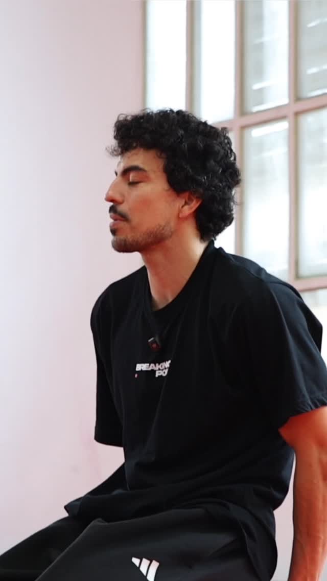 Cuando solo entrenamos un lado o una dirección, un lado del cuerpo se vuelve más fuerte o más flexible que el otro.
Estudios en rehabilitación y deporte muestran que trabajar de forma bilateral reduce el riesgo de lesiones y mejora la eficiencia del movimiento.
Por ejemplo, en danza o artes marciales, entrenar ambos lados ayuda a que tu cuerpo se adapte mejor y reparta la carga de manera equilibrada.
#BreakingDesdeCero #EntrenamientoBilateral
#MovilidadYFuerza #EstiloUnico #Psicomotricidad