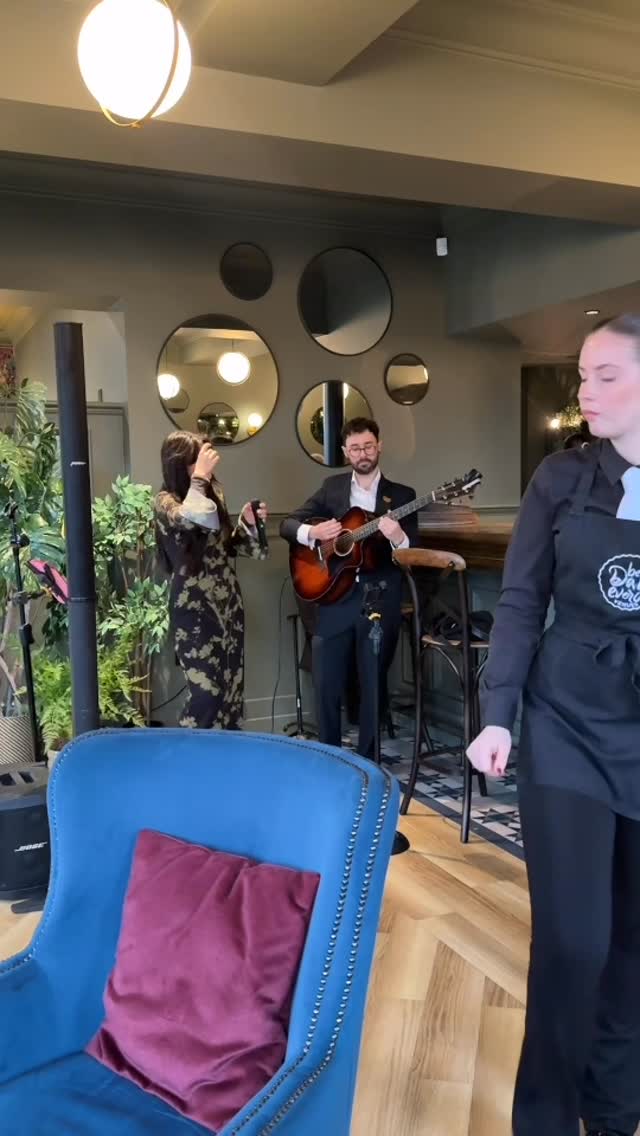 L O V E for N&J at @whistlebarnsvenue on a crisp January 🎶
#weddingsinger #acousticduo #natkingcole