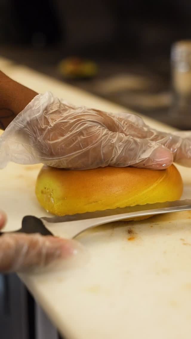 Golden on the outside. Pure deliciousness on the inside. 💛
Our turmeric egg bagel gets its vibrant color naturally! Made with clean, organic, ingredients, no food coloring, and finished with scallion cream cheese. 🥯🌿 #BagelsonPark
#bagel #organic #cleaneats #njeats