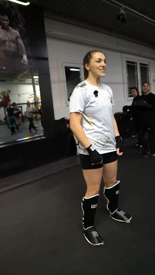Unser Ladies Only Kurs bei Golden Punch mit Alina💥
Egal ob anfängerin oder mit erfahrung – hier trainierst du auf deinem level und wirst jeden tag stärker.
Jetzt kostenloses probetraining sichern und teil der goldenpunch family werden 💛
📸 @bekir_ates_boxing
#ladiesonly #martialarts #frauenpower #selbstverteidigung #goldenpunch