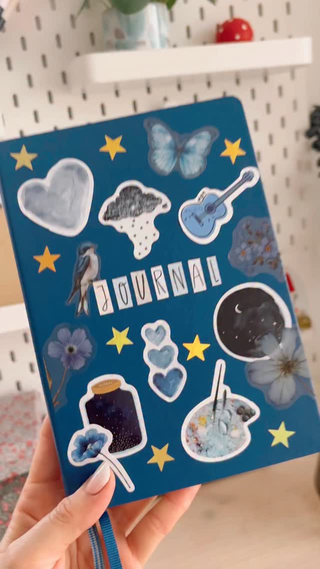 Decorate my junk journal cover with me 😍 In January, I also started my new junk journal for 2026. And what can I say? I love the result so much, it fits so well with this magical year 💫☁️🦋🫙✨
#junkjournalingideas #junkjournals #leuchtturm1917