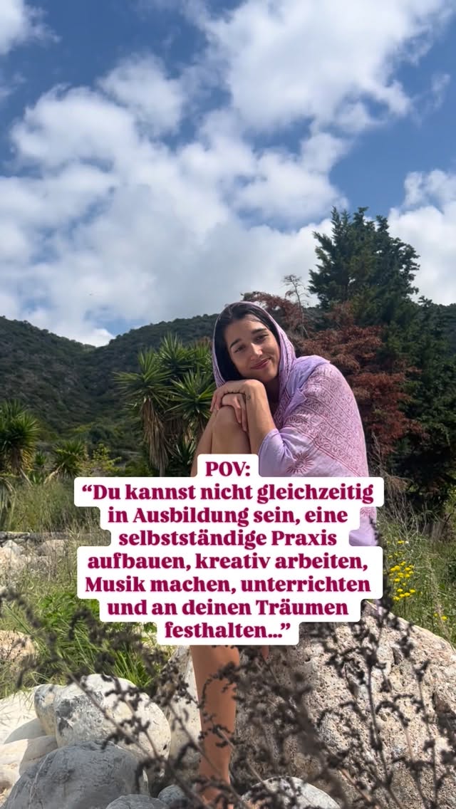 Wenn ich auf die Stimmen gehört hätte,
die meinten „Das klappt doch eh alles nicht!“
oder “bist du dir wirklich sicher?”,
würde ich kaum etwas von dem was ich heute mache, leben.
(& ja, Mama, ich weiß du meinst es gut 🫠)
Es sind die Gedanken und Ängste in dir, aber auch das Sicherheitsbedürfnis anderer, nach dem wir oft unbewusst das eigene Leben organisieren.
Auch wenn der eigene Plan widersprüchlich oder unfertig erscheinen mag, kannst du dich bewusst entscheiden:
Dein Leben nach deinen Vorstellungen und Werten zu gestalten.
Und genau diese scheinbaren Widersprüche zu leben.
Du darfst dir ein Leben aufbauen,
das deinem inneren Bild entspricht
und das stimmig ist für dich.
Denn das ist das, was zählt.
•••
Videos wie diese dienen der Unterhaltung und ersetzen keine Begleitung. Sie dienen nicht als professioneller Rat und gehen ebenso nicht auf die Feinheiten psychischer & emotionaler Gesundheit ein (weil sie dafür viel zu individuell ist!).
www.auroraprema.de