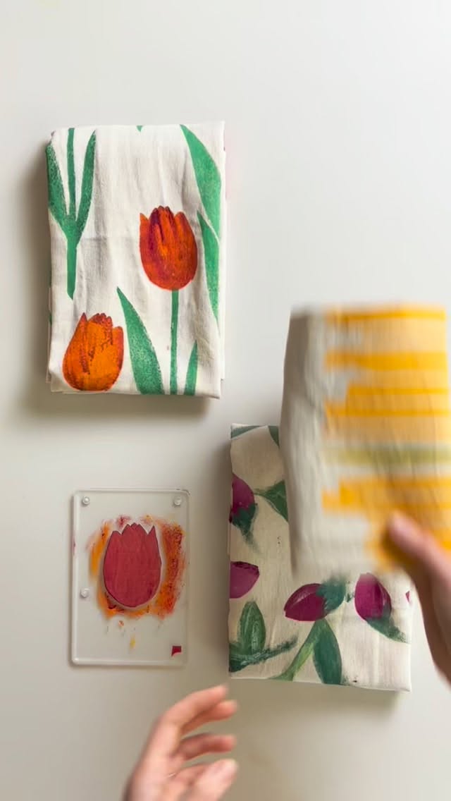 🪻🍑🍒🥟🌷🍇 BURÂS
in emiliano il “burazzo” è lo strofinaccio da cucina.
La nonna lo usava per disporci ad asciugare la pasta fresca, per avvolgere e scuotere con forza le foglie di spinaci appena mondati per fare l’erbazzone, per far scorrere l’acqua dai pomodori cotti e concentrare la conserva…
Ecco qua tutti i burazzi decorati a mano con serigrafia e timbri handmade.
.
#diy #handmadewithlove #kitchendesign