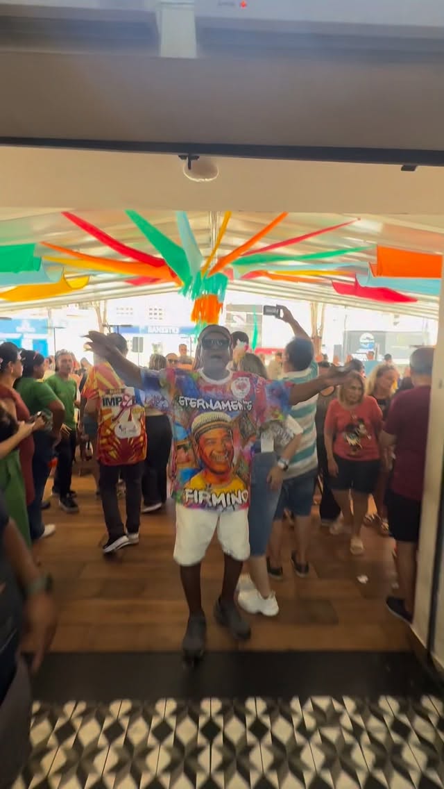 TEM CARNAVAL NO MERCADÃO
O Bloco Império do Sol realiza neste domingo programação de carnaval no entorno do Mercadão Municipal, em Rio Preto. A festa começou pela manhã e segue até as 16h, reunindo foliões no Centro da cidade. Mais informações no Portal Guilherme Baffi