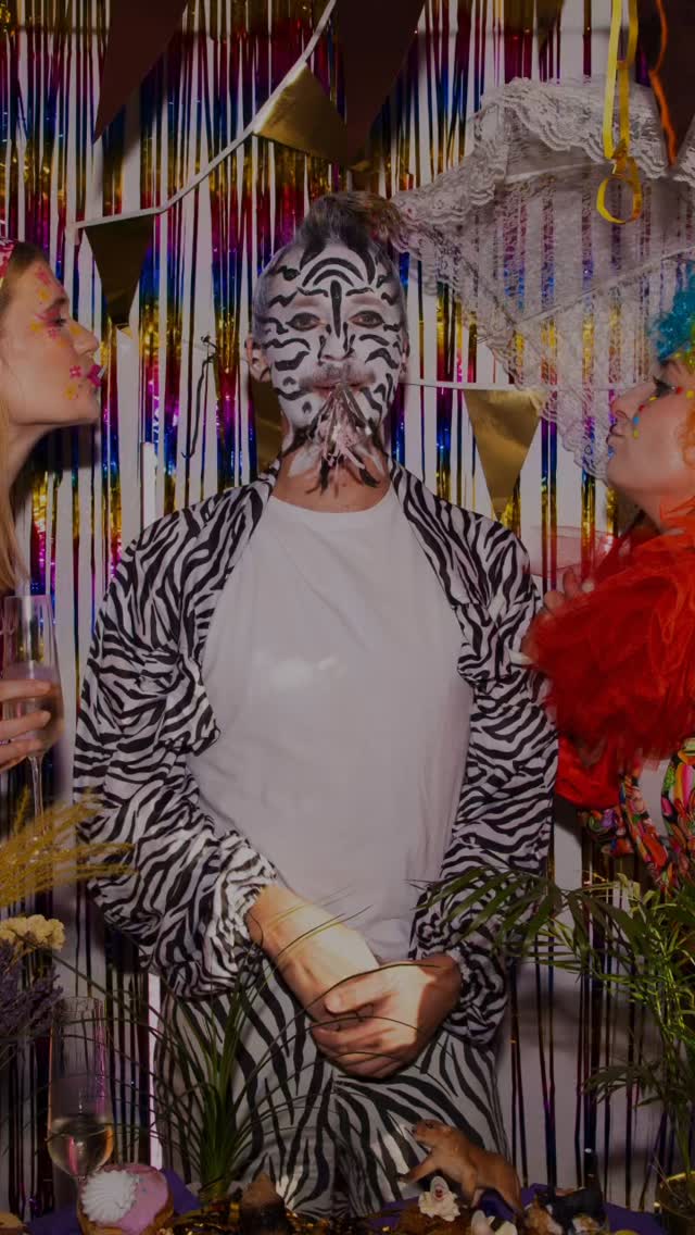 Karneval war schon immer mehr als Verkleidung und Feiern.
Sein Ursprung liegt darin, Rollen umzudrehen, Unterschiede aufzuheben und für einen Moment alle gleich zu machen.
Arm oder reich, laut oder leise, angepasst oder anders. Im Karneval durfte (und darf) jede*r sein, wie er oder sie ist.
Genau deshalb gehört Vielfalt von Anfang an zum Karneval dazu.
Er war immer ein Raum für Freiheit, für Gemeinschaft und dafür, Unterschiede nicht zu fürchten, sondern zu feiern.
Diese Idee ist heute aktueller denn je.
Denn eine offene Gesellschaft lebt davon, dass alle dazugehören, auch außerhalb der tollen Tage.
In diesem Sinne:
Feiert bunt. Feiert respektvoll.
Bad Honnef bleibt bunt.