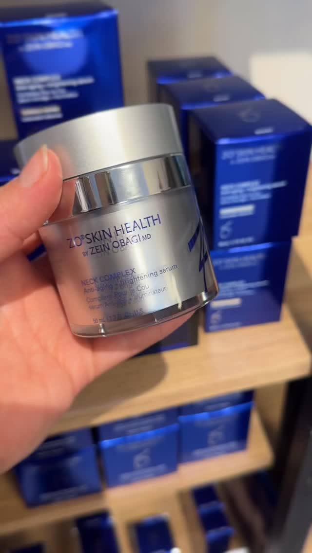 Endelig er nyheten her ✨🤍
ZO Neck Complex Anti-Aging + Brightening Serum
Gi hals og bryst den samme kjærligheten som ansiktet! Dette anti-aging + brightening serumet jobber med fine linjer, slapp hud og ujevn tone – for en glattere, fastere og mer strålende hud på halsen 🤍
Kjøp på https://www.skinsation.no/product-page/zo-neck-complex-anti-aging-brightening-serum