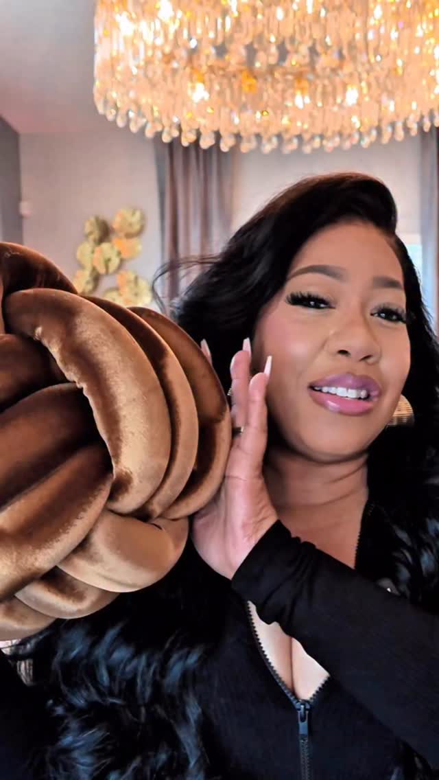 Not your average pillow.
Just sculptural softness and intentional styling.
Because luxury is in the details.
Type KNOT below for the link.