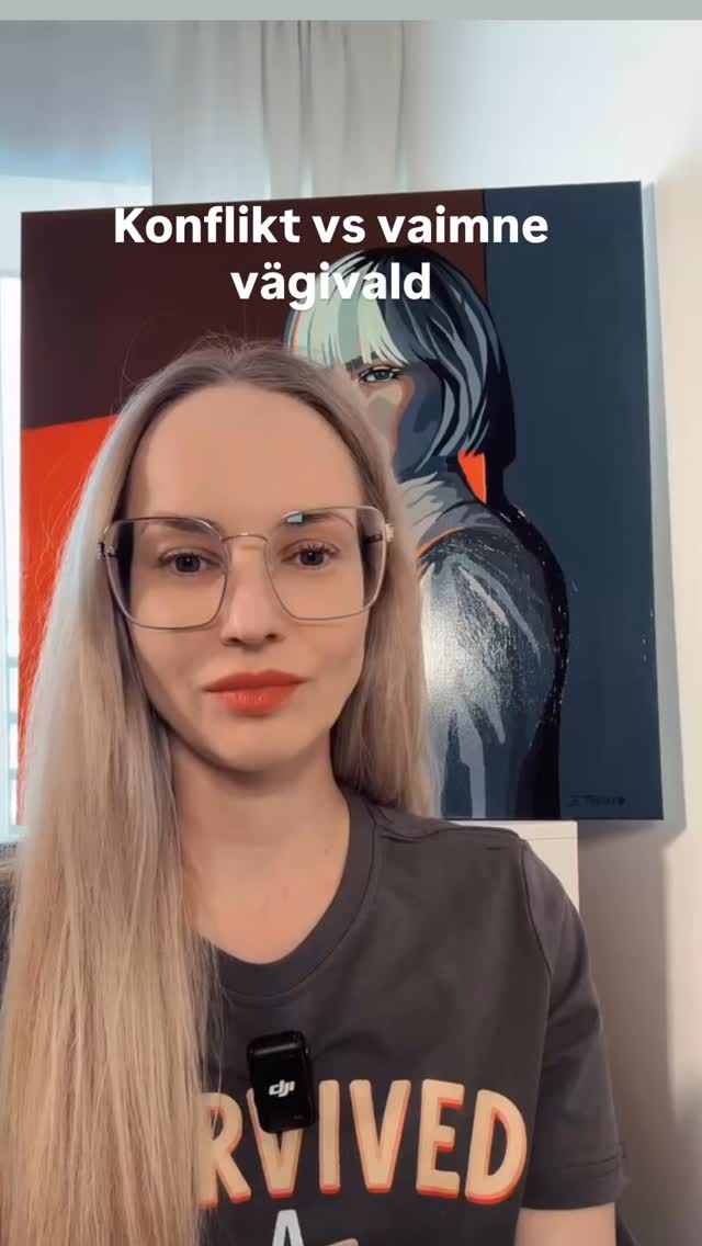 Kõik kõrge konfliktiga lahutused ei ole vägivald.
Aga kõik vägivaldsed lahutused näevad välja nagu konflikt.
See on eristus, mida me Eestis peame õppima tegema.
Konfliktis on kaks inimest, kes reageerivad – emotsioonid tõusevad, piirid põrkuvad, vahel tehakse haiget.
Süsteemses vaimses vägivallas on aga üks, kes juhib mustrit.
Konflikt on situatsiooniline.
Kontroll on strateegiline.
Konflikt võib ajas vaibuda.
Kontroll otsib alati uue vormi – uue surve, uue narratiivi, uue viisi teist destabiliseerida.
Kui me neid kahte ei erista, hakkame ohvrit käsitlema “võrdse osapoolena”.
Ja see on koht, kus süsteem eksib – nii kohtus kui ka teraapias.
See ei ole lihtsalt sõnade eristus- see on olukorra sügavam hindamine.
See on laste turvalisuse, vanema kaitse ja professionaalse vastutuse küsimus.
🎨 Ja veel – maal minu selja taga ei ole juhuslik. See on minu lemmik kunstniku Jaana Tenno teos, kelle loomingut olen aastaid imetlenud. Tema maalid räägivad teekonnast enesekindluseni.
Kui see maal sind kõnetab ja soovid tema töödega tutvuda, siis soovitan soojalt Jaana Tenno loomingut @jaanatenno_
Kui see teema on sinu jaoks oluline – jaga või salvesta.
Me peame õppima nägema mustrit, mitte ainult konflikti.
#vaimnevägivald #teraapia #suhe #laps #lahutus