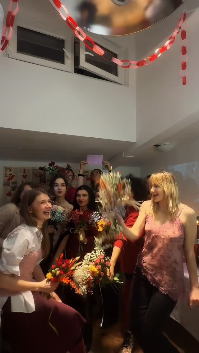 Luz, endless giggles, flowers, lovely cake, dyi and a room full of pretty woman - much the ultimate wishlist, right?
Girls, thank you all so much for an amazing Galentine’s evening! It was truly wonderful, and each of you made it a special time. Thanks for celebrating together!
#galentinesday #girlspower #warsztatykreatywne #workshop #creative