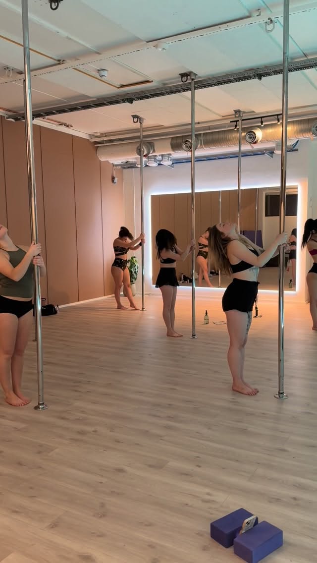 Fra dagens pole spinning flow klasse med @lauradng_
Vi jobbet med spinn teknikk, overganger og kontroll – perfekt for deg som vil utvikle flyt og styrke samtidig.
Pole handler ikke bare om triks, men om samspill mellom kropp, pust og bevegelse. Har du lyst til å teste? Vi gleder oss til å ha deg med 🖤
#poledance #spinningflow #polesport